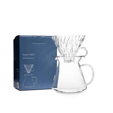 Sklenená pour over sada Hario stojí vedľa modrej krabice s nápisom, na bielom pozadí.