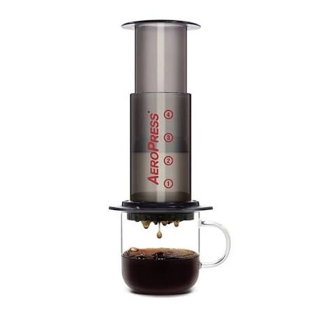 AeroPress Original pri príprave kávy položený na šálke