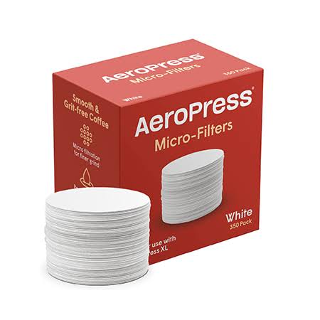 Červená škatuľa Aeropress Micro-Filters a zvitok bielych papierových filtrov na bielom pozadí.
